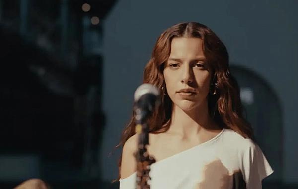 Marina Sena lança o single TAIOBEIRAS (folha grande)