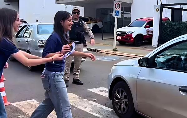 Estudantes participam de blitz educativa após formação em micromobilidade