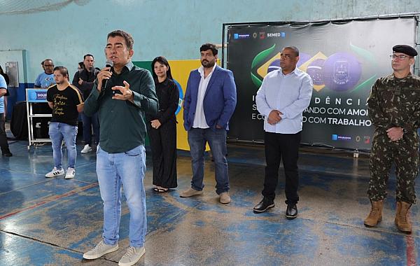 Prefeitura realiza Hora Cívica com fanfarra estudantil e Banda do Exército na Escola Loide