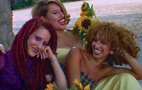 RAYE celebra a alegria e a união familiar no novo single Joy