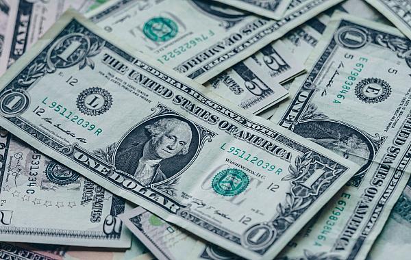 Dólar hoje: Moeda ganha força com expectativa sobre juros nos Estados Unidos