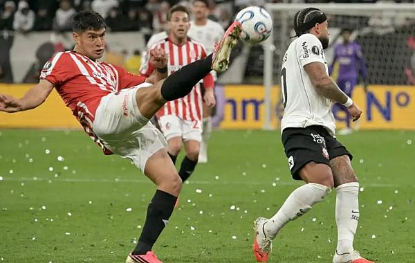 Corinthians é eliminado pelo Estudiantes após gol no fim e pênalti desperdiçado