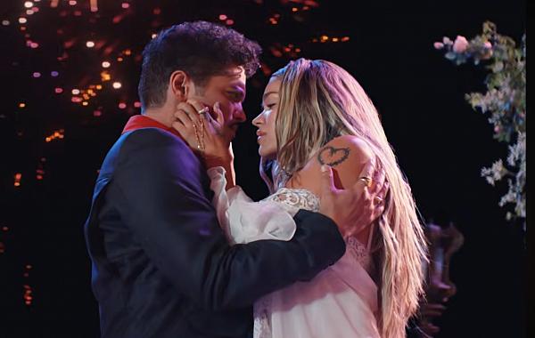 Bruno Mars e Karol G vivem reencontro romântico em novo clipe