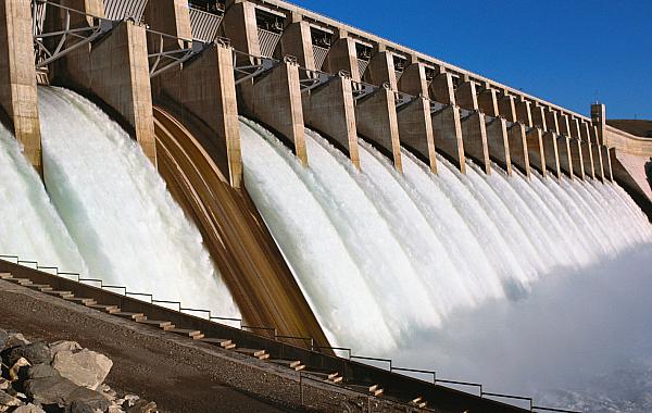 Cheia do rio Paraná coloca Itaipu em alerta e desabriga famílias na fronteira