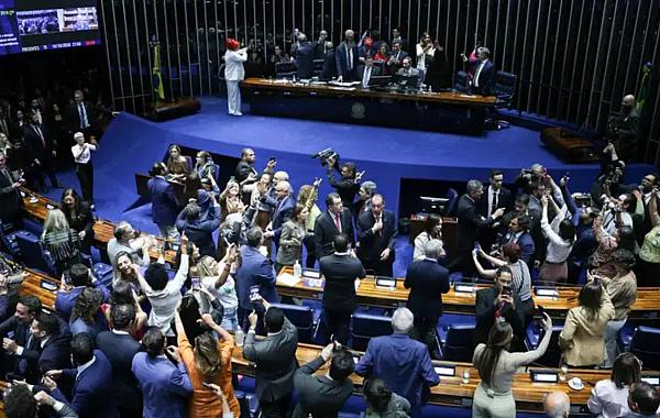 Senado aprova fim da escala 6x1 e redução da jornada de trabalho para 40 horas semanais