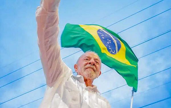Lula é reeleito presidente em virada inédita sobre Flávio Bolsonaro e conquista quarto mandato