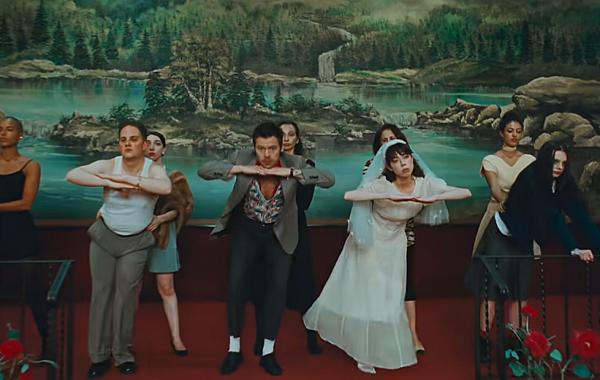 Harry Styles lança videoclipe de Coming Up Roses